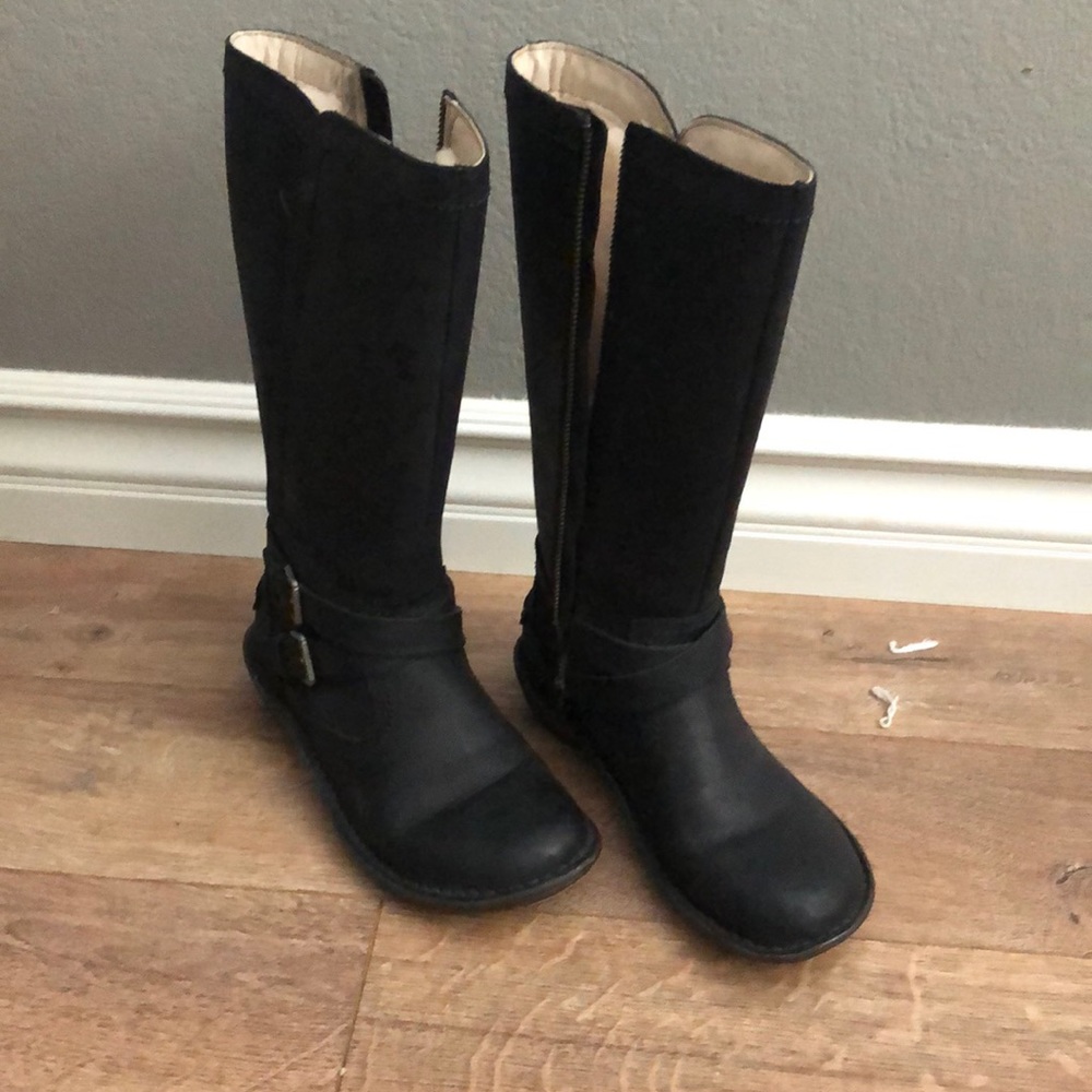 Black Ugg boots